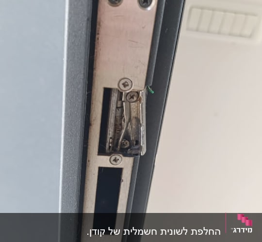 מנעול דלת מתכת עם בריח